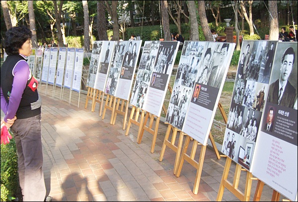 인혁당 관련 사료가 전시된 '꽃이 되어 바람이 되어' 코너(2012.10.21) / 사진. 평화뉴스 김영화 기자