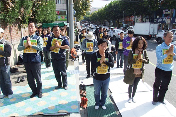 108배 도중 합장을 하고 소원을 비는 참가자들(2012.10.24) / 사진.평화뉴스 김영화 기자