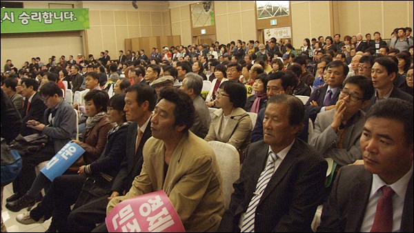 이날 출범식에는 선대위원들과 지지자 500여명이 참석했다(2012.10.25) / 사진. 평화뉴스 김영화 기자