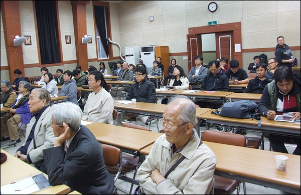 민주화운동 원로들과 시민, 대학생 50여명이 참석했다(2012.10.24) / 사진. 평화뉴스 김영화 기자