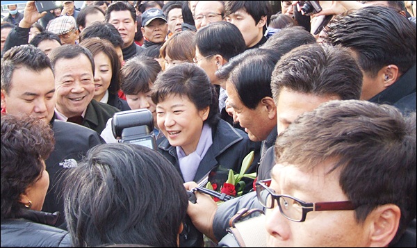 지지자에게 꽃다발을 받은 박근혜 후보 (2012.11.23) / 사진. 평화뉴스 김영화 기자