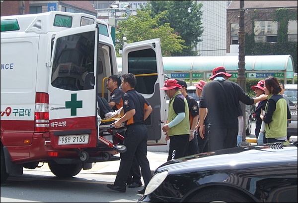 진압 과정에서 부상 당한 조합원들이 응급차에 옮겨지고 있다(2012.9.12.대구시청 앞) / 사진. 평화뉴스 김영화 기자