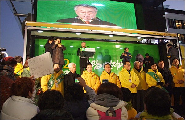 민주통합당 박지원 원내대표, 추미애(의원), 김부겸, 홍의락(의원) 공동선거대책위원장 등 민주통합당 인사들이 공동 유세를 펼치고 있다(2012.11.30) / 사진. 평화뉴스 김영화 기자