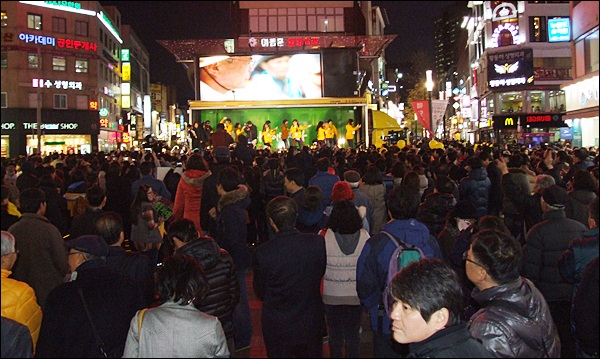 이날 대구 유세장에는 1,500여명의 시민이 모여들었다(2012.11.30) / 사진. 평화뉴스 김영화 기자