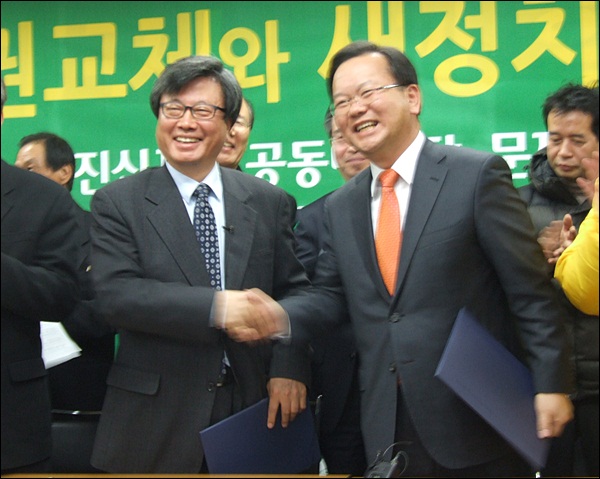 '새정치 실현과 정권교체를 위한 공동선언문' 체결 후 악수하는 김형기(경북대 경제통상학부 교수) 대구경북진심포럼 상임대표와 김부겸 민주통합당 대구경북상임선거대책위원장(2012.12.7.문재인 후보 대구 선대위 사무실) / 사진. 평화뉴스 김영화 기자