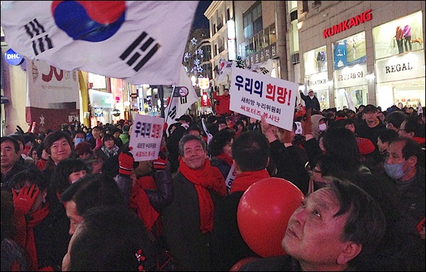 태극기를 든 박 후보 지지자들(2012.12.12) / 사진.평화뉴스 김영화 기자