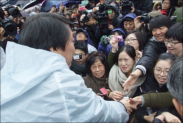 대구시민들과 악수하는 안 전 후보(2012.12.14) / 사진. 평화뉴스 김영화 기자