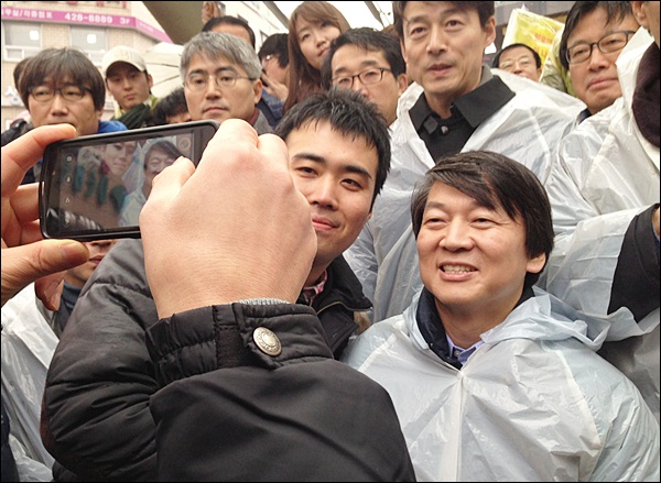안 전 후보와 사진을 찍는 시민(2012.12.14) / 사진. 평화뉴스 김영화 기자