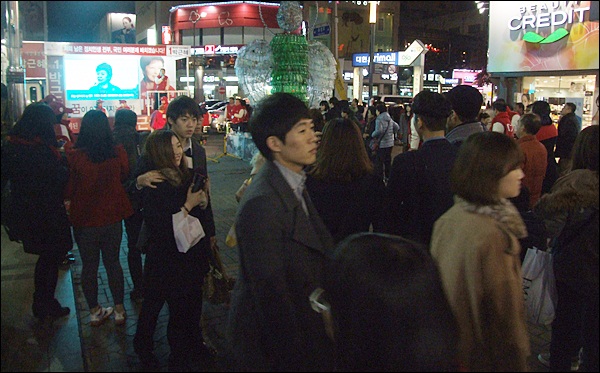 박 후보 유세단을 지켜보는 유권자들(2012.12.16) / 사진. 평화뉴스 김영화 기자