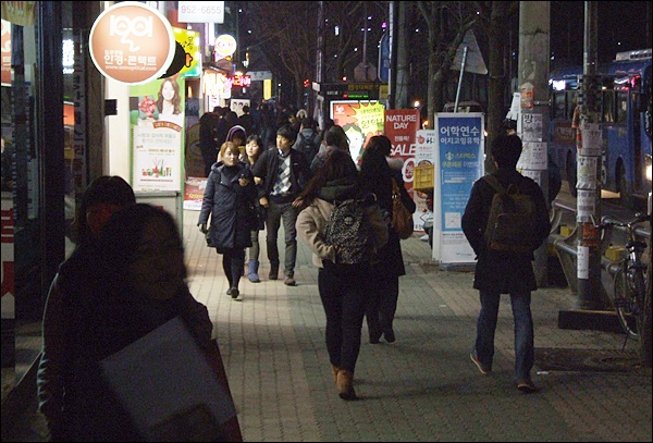 경북대 북문 앞 버스 정류장 근처(2012.12.17) / 사진.평화뉴스 김영화 기자