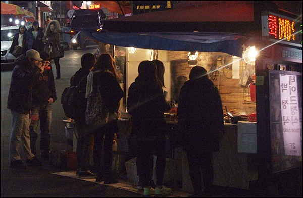 식사를 하러 온 학생들로 붐비는 경북대 북문 앞 상가 지역(2012.12.17) / 사진. 평화뉴스 김영화 기자