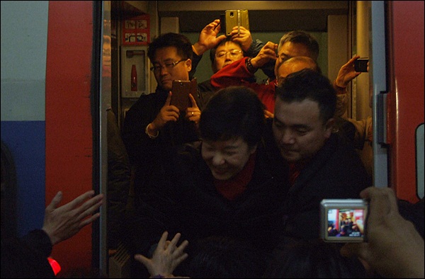 KTX에서 지지자들과 악수를 나누는 박 후보(2012.12.18) / 사진. 평화뉴스 김영화 기자