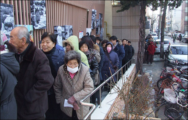 대구시 중구 동인3가 제3투표소(동인느티나무도서관)...도로까지 100여명이 줄지어 순서를 기다리고 있다. / 사진. 평화뉴스 김영화 기자