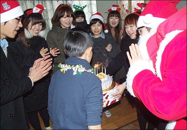 사탕목걸이를 하고 산타, 요정과 캐롤을 부르는 민성이(2012.12.24) / 사진. 평화뉴스 김영화 기자