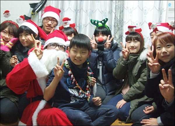 "메리크리스마스"를 외치는 민성이와 산타, 요정들(2012.12.24) / 사진. 평화뉴스 김영화 기자