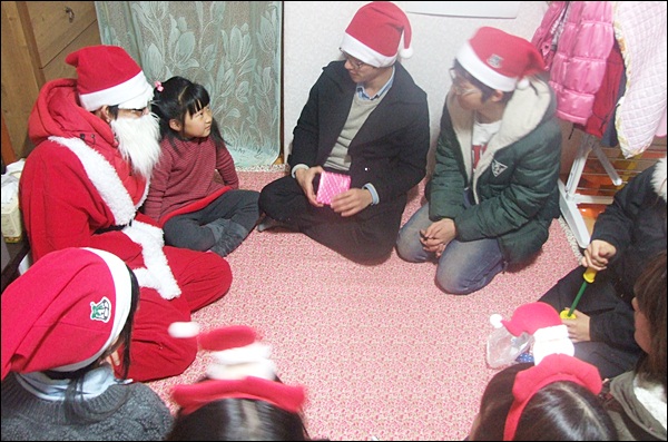 산타와 요정들을 신기한 표정으로 쳐다보는 지연이(2012.12.24) / 사진. 평화뉴스 김영화 기자