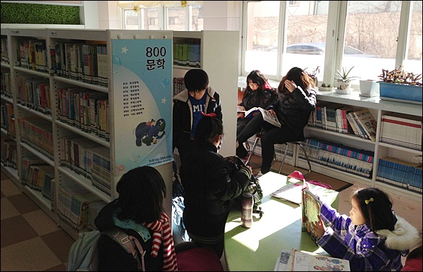 점심시간을 이용해 도서관을 찾은 대구동인초 학생들(2012.12.26) / 사진.평화뉴스 김영화 기자