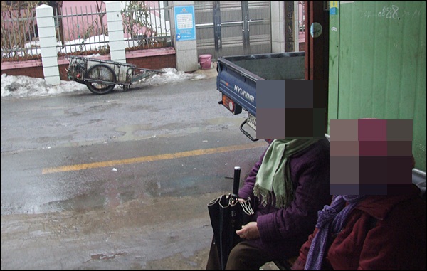 고물상 찾은 폐지 줍는 할머니들(2013.1.21) / 사진. 평화뉴스 김영화 기자
