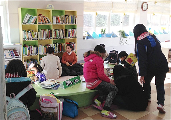 대구 중구에 있는 한 초등학교 도서관(2012.12.26) / 사진. 평화뉴스 김영화 기자