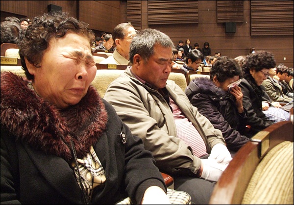 추모식 내내 눈물을 흘렸던 유족들(2013.2.18) / 사진. 평화뉴스 김영화 기자