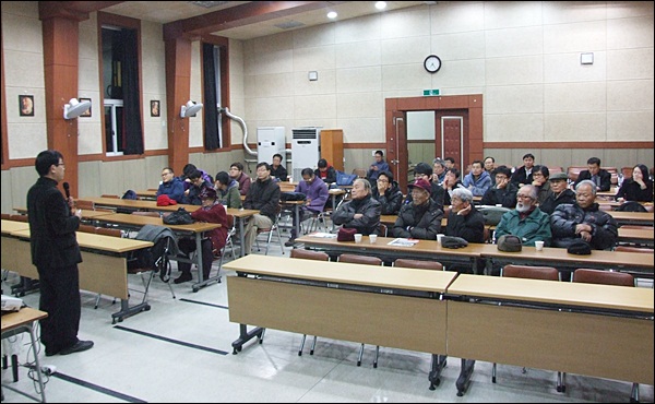 이날 강연에는 시민 30여명이 참석했다(2013.2.19) / 사진. 평화뉴스 김영화 기자