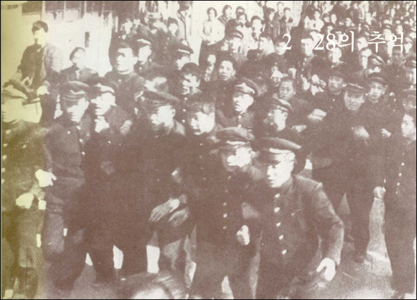 1960년 2.28 당시, 경북고등학교 학생들이 교문을 박차고 나가는 모습 / 사진 출처. (사)2.28민주운동기념사업회 홈페이지