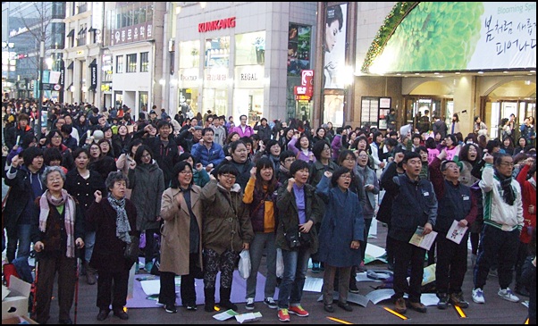 이날 행사에는 200여명의 시민들이 참석했다(2013.3.8) / 사진. 평화뉴스 김영화 기자