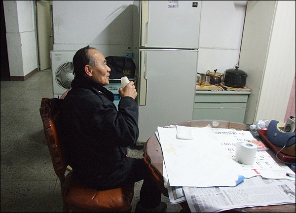 지하실에서 식사 후 차를 마시는 이 할아버지 / 사진. 평화뉴스 김영화 기자