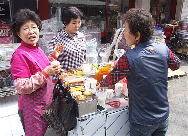 점심식사 후 정 할머니 수레 주변으로 상인들이 하나 둘 모여 들고 있다 / 사진. 평화뉴스 김영화 기자