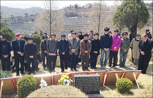 '4.9통일열사 38주기 추모제' 참석자들이 희생자 묘역에서 묵념을 하고 있다 / 사진. 평화뉴스 김영화 기자