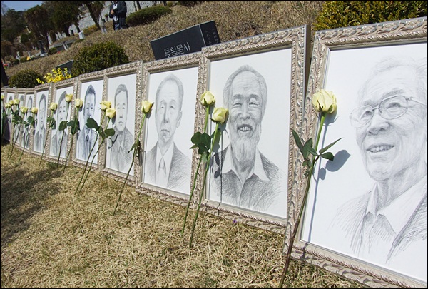 희생자 묘역 앞에 늘어선 영정 / 사진. 평화뉴스 김영화 기자