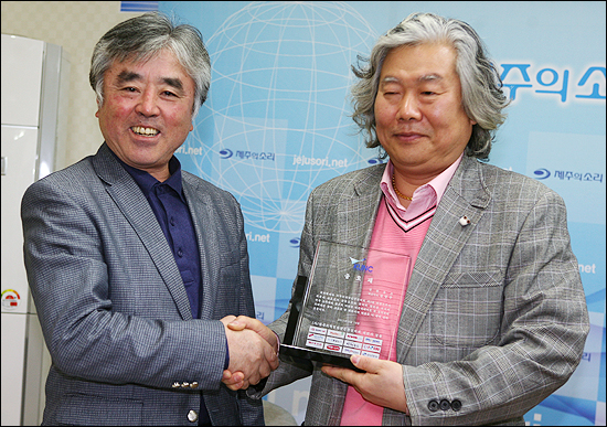 신임 한국지역인터넷신문협의회 회장으로 당선된 고홍철(왼쪽) 제주의소리 대표가 직전 회장인 강명수 인천뉴스 대표에게 회원사를 대신해 감사패를 수여하고 있다. ⓒ제주의소리 <김정호 기자>
