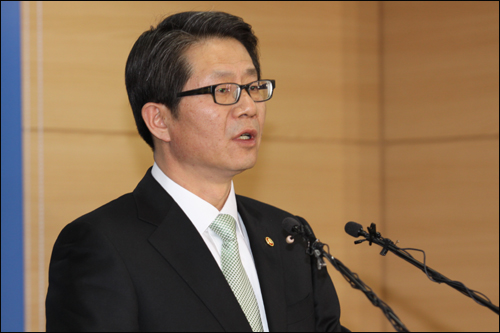 류길재 통일부 장관이 26일 오후 정부서울청사에서 개성공단 우리측 체류인원의 전원 철수를 권고하는 정부 성명을 발표하고 있다. / 사진 출처. 통일부 홈페이지