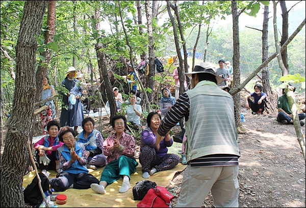 '탈핵희망버스' 참가자들의 인사 시간 할머니들이 모처럼 웃음을 되찾았다 / 사진. 평화뉴스 김영화 기자