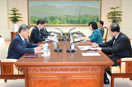 남북 양측은 17시간 회의에도 불구하고 합의문을 도출하지 못해 결국 각기 다른 내용으로 발표문을 읽고 있다. [사진제공-통일부]