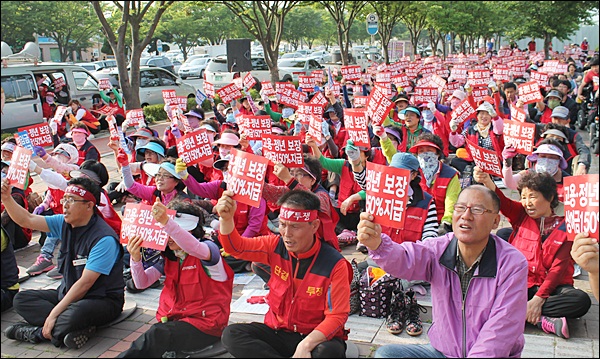 '경산 4개 대학 환경미화원 총파업 선포식'(2013.5.20.경산시청 앞) / 사진. 평화뉴스 김영화 기자