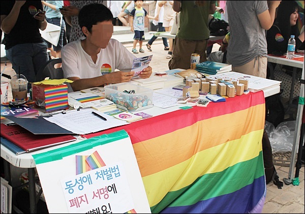 '동성애처벌법 폐지 서명운동'(2013.6.22.동성로) / 사진. 평화뉴스 김영화 기자