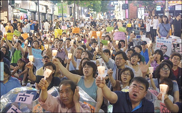촛불을 들고 "국정원 사태 진상규명"을 외치는 대구 시민들(2013.7.6.동성로) / 사진. 평화뉴스 김영화 기자