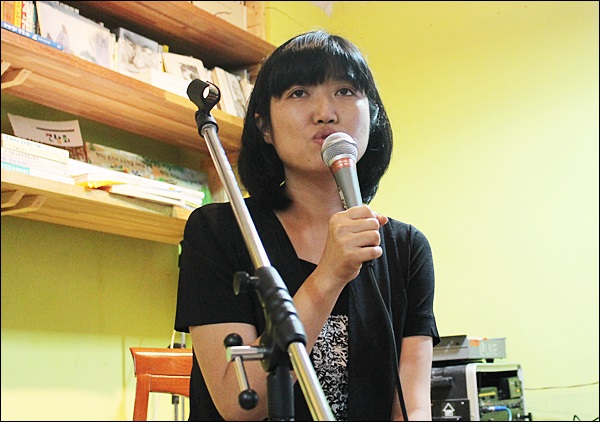 <반도체 노동자의 건강과 인권 지킴이 반올림>에서 활동 중인 이종란(38) 노무사(2013.7.5.물레책방) / 사진. 평화뉴스 김영화 기자