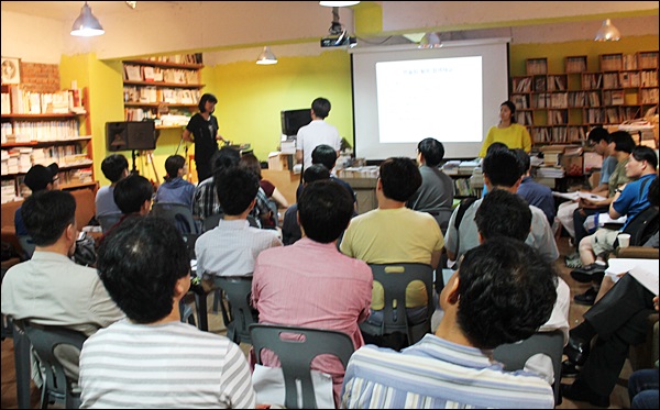 '삼성반도체, 백혈병을 말하다' 강연(2013.7.5.물레책방) / 사진. 평화뉴스 김영화 기자