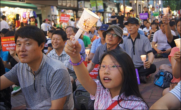 시국대회에서 촛불을 들고 "민주주의 수호"를 외치는 어린이(2013.7.13.동성로) / 사진. 평화뉴스 김영화 기자