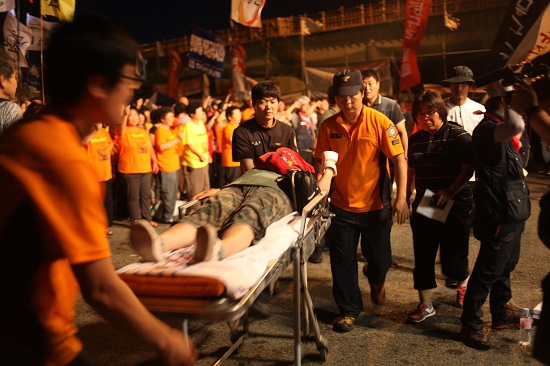 20일 밤 현대자동차 울산 3공장 앞 철탑농성장에서 한 여성장애인이 들것에 실려 나가고 있다. 이하늬 기자 hanee@