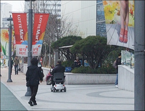 대구 동구 율하동 롯데마트 앞(2012.3.29) / 사진. 평화뉴스 김영화 기자