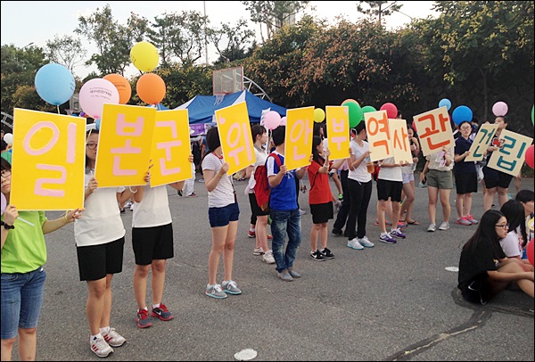 "일본군 위안부 역사관 건립" 피켓을 들고 있는 학생들(2013.8.14.신천둔치) / 사진. 평화뉴스 김영화 기자
