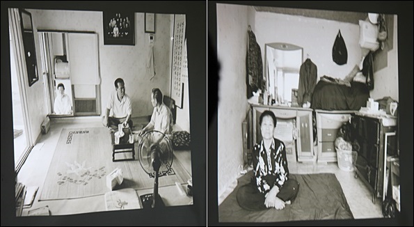 '민중의 초상' 작품 중...부엌에서 할아버지들을 바라보는 할머니 / 봉지 가득한 할머니 방 사진