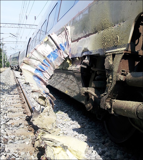 탈선한 KTX 열차...옆부분이 심하게 찢겨나갔다 / 사진. 김동은