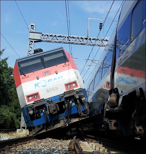 KTX와 충돌한 뒤 선로를 벗어난 1204호 무궁화호 / 사진. 김동은