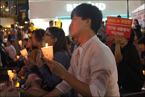 '국정원 대선개입' 규탄 촛불을 든 시민들(2013.9.7.대구백화점 앞) / 사진. 평화뉴스 김영화 기자