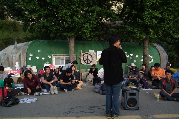 탈핵희망버스 참가자들이 5일 오후 밀양 금곡리 금곡헬기장 앞에서 송전탑 건설 반대 집회를 하고 있다. 사진=이하늬 기자