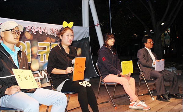 (왼쪽부터)조석원 비정규교수노조 대구대분회 사무처장, 대구 수성구 주민 송두현씨, 성빛나 대구대 사회복지학과 3학년, 백창욱 대구평화와통일을여는사람들 상임대표(2013.10.11.2.28공원) / 사진. 평화뉴스 김영화 기자